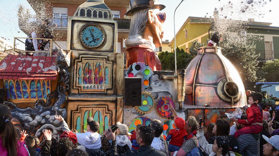 https://www.lanazione.it/image-service/view/acePublic/alias/contentid/YmRhODAzYTAtYmU2MS00/0/tempo-di-festa-sfilate-maschere-e-allegria-il-carnevale-invade-il-centro-e-i-quartieri.jpeg?f=16:9&w=1200&h=630