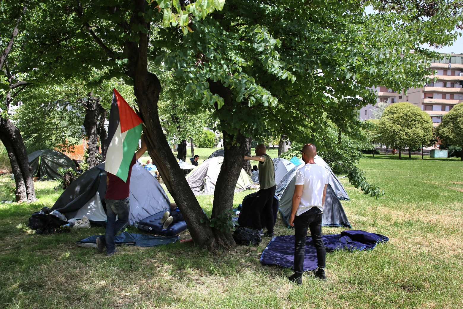 L'accampamento di tende nella sede della Regione a Novoli (New Press Photo)