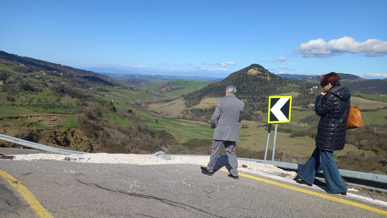 Il sopralluogo al tratto di strada franato. Ora si studia un percorso alternativo