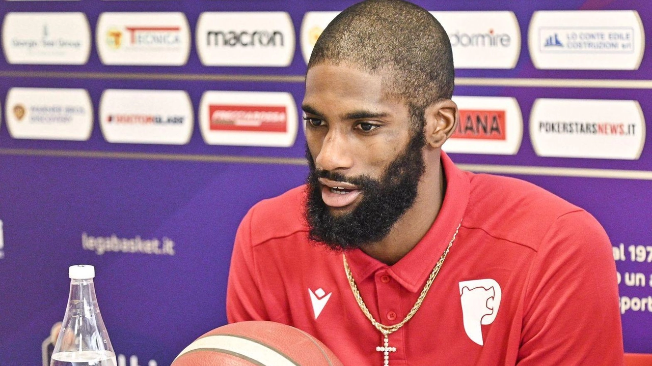 In alto, Elijah Childs che dopo il leggero stiramento è tornato a lavorare con il gruppo. Sotto, il nuovo arrivato Eric Paschall con coach Dante Calabria