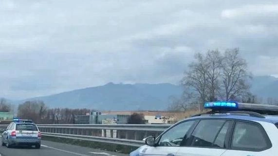 I tre sono stati inseguiti e fermati dalla Polizia stradale nei pressi di Lodi, in autostrada, in direzione Milano