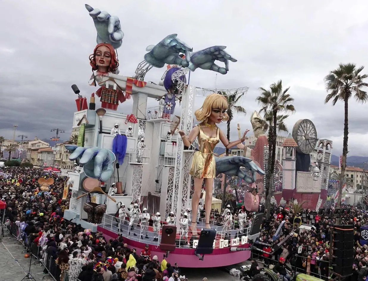 Il Carnevale di Viareggio. Punge la satira politica. Riflettori sull’attualità