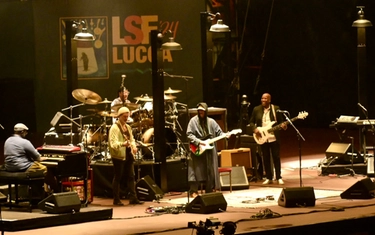 Con Eric Clapton è partito il Lucca Summer Festival. Applausi per Slow Hand