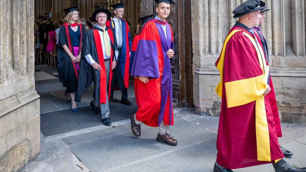 Il professor Nello Cristianini alle Summer Graduation Ceremonies 2024 nell’abbazia di. Bath. nel luglio scorso