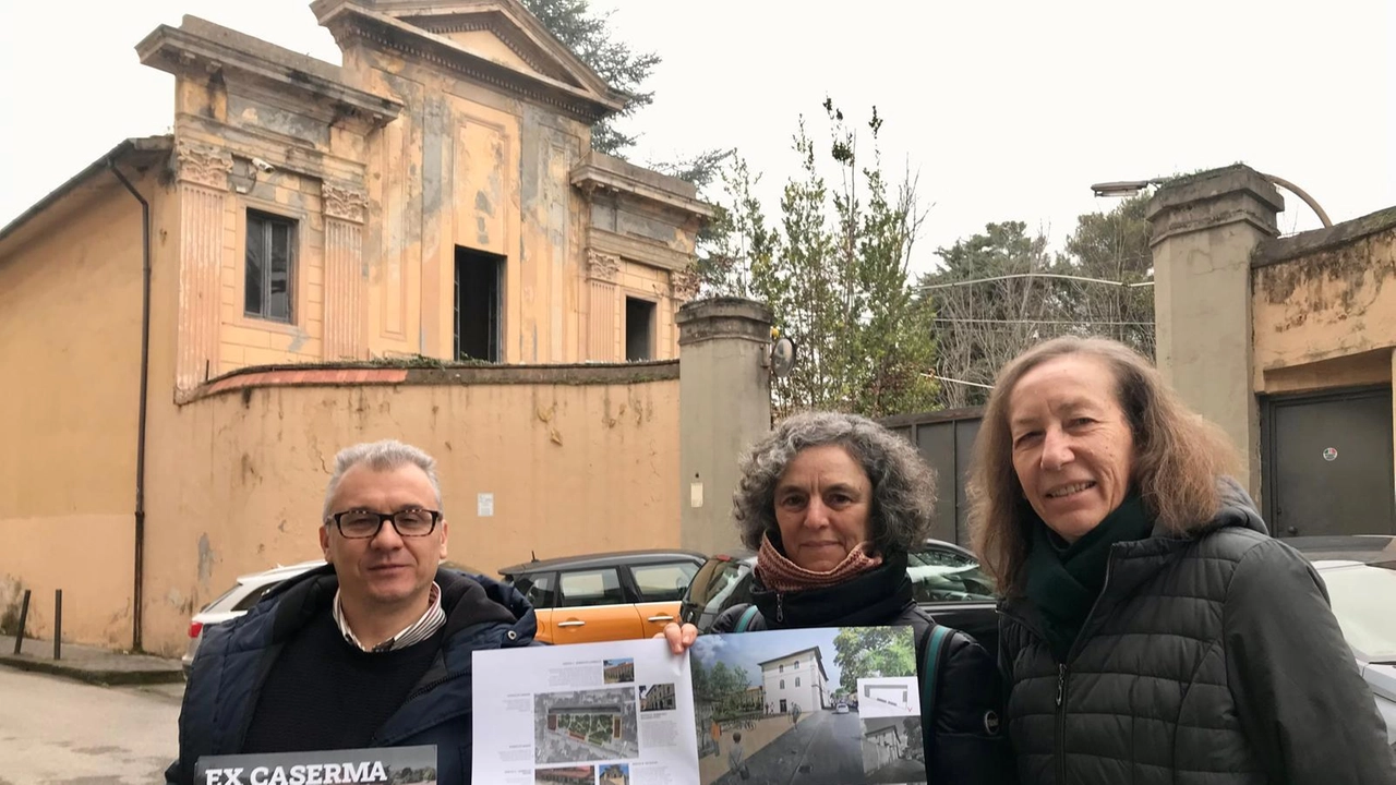 Il capogruppo della lista di sinistra Una Città in Comune Ciccio Auletta con due attiviste. durante la conferenza stampa tenutasi ieri mattina davanti all’ex Caserma Artale, nel quartiere di Santa Maria