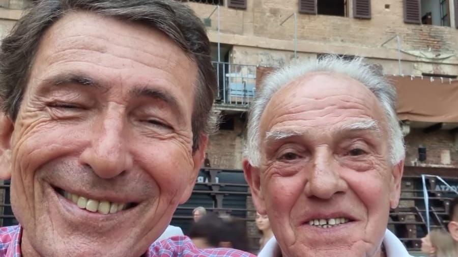 Palio, l’ex mossiere Giorgio Guglielmi di Vulci a cena in Piazza. Dalle trifore del Comune si affaccia anche Beatrice d’Olanda