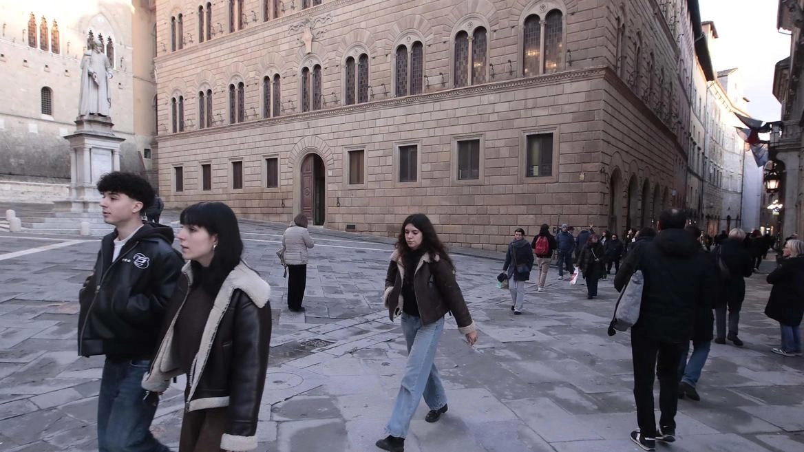 Piazza Salimbeni ieri al centro delle cronache finanziarie nazionali