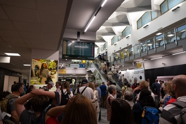 Nubifragio a Pisa, allagato l’aeroporto. Voli dirottati