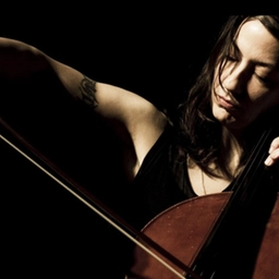 Firenze, in concerto la violoncellista di fama mondiale Julia Kent