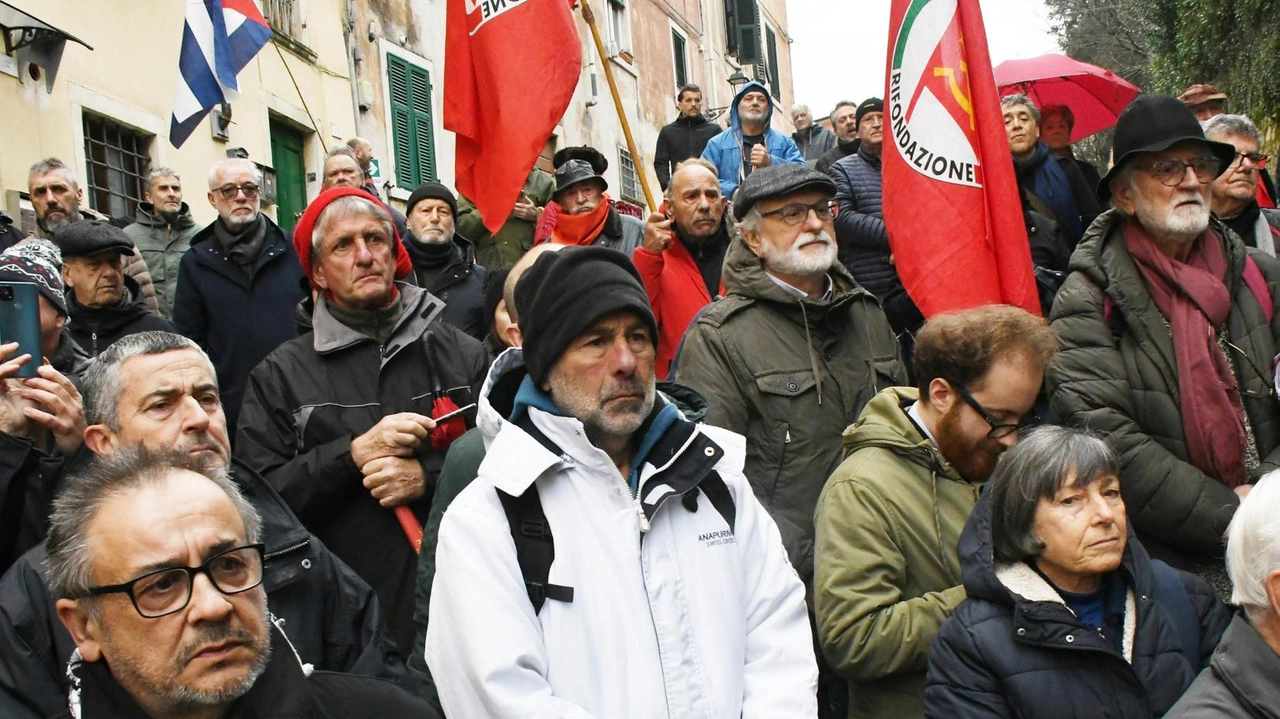 Oltre due metri in marmo bianco con sopra il viso del combattente realizzato dallo scultore Romeo. La sindaca respinge le critiche: "Affronto alle vittime dei totalitarismi? Lo fa chi tollera i saluti romani...".