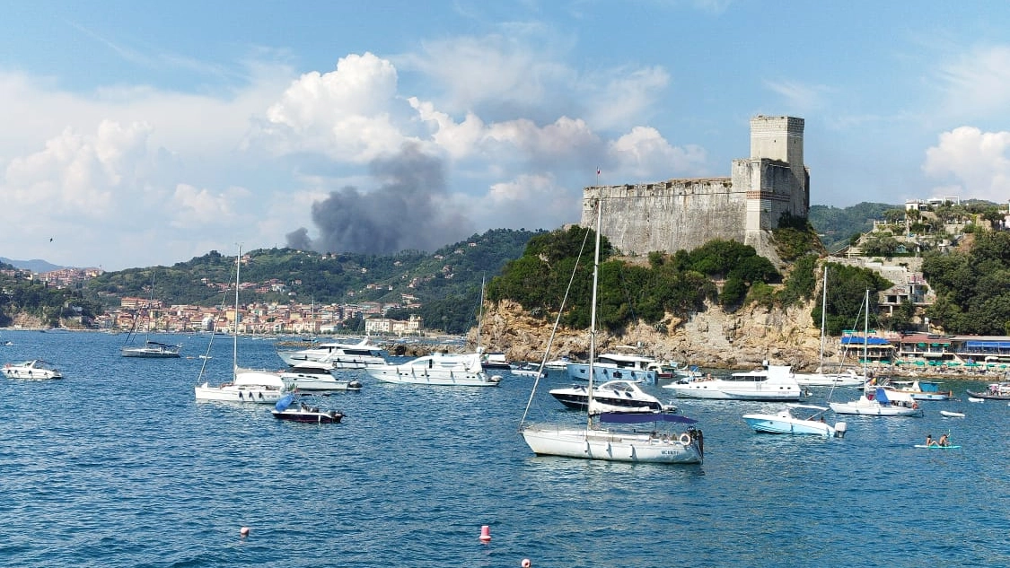 La colonna di fumo nero sul golfo