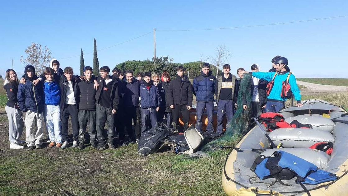 Festa dello Sport: studenti del liceo sportivo ripuliscono il fiume Ombrone