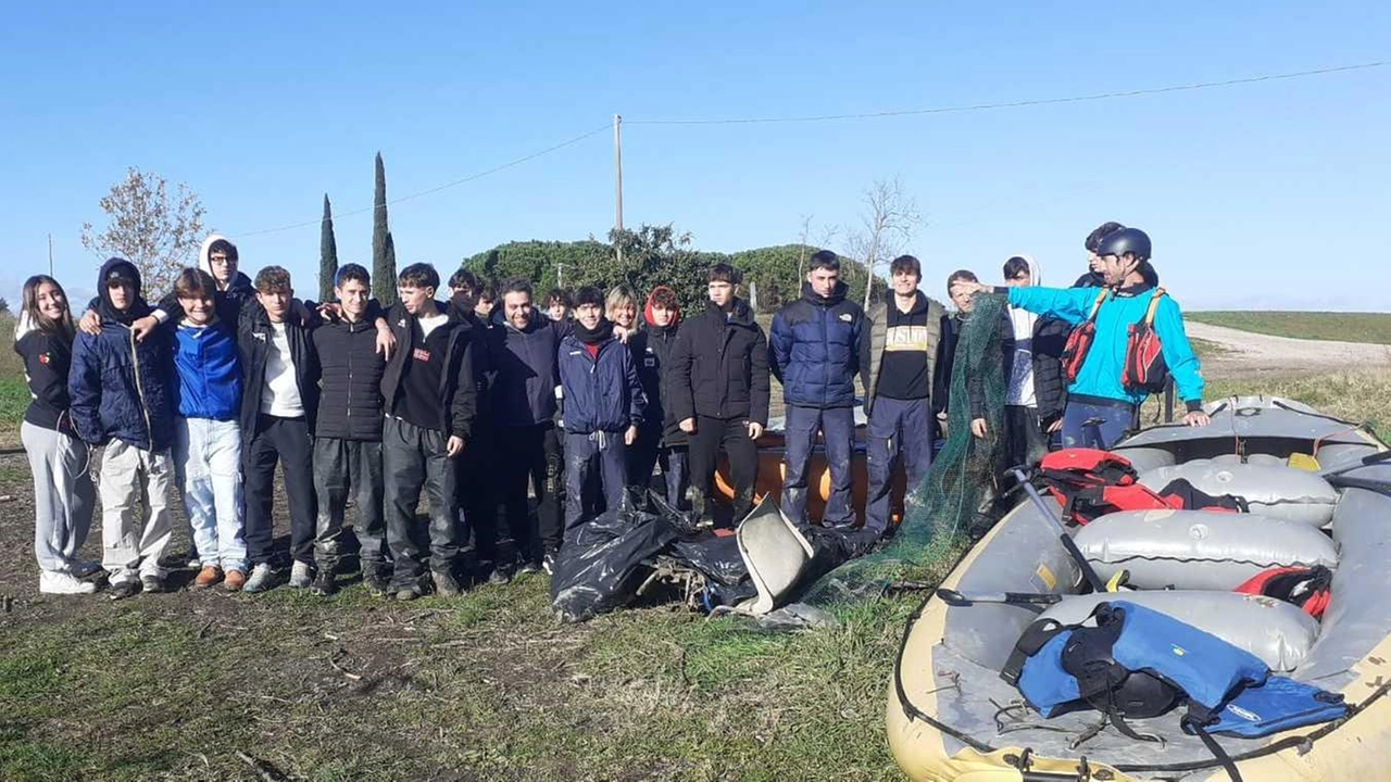 Gli studenti del liceo sportivo hanno utilizzato anche un piccolo gommone