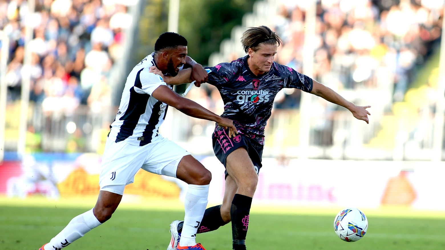 Colombo contrastato da Bremer nella sfida tra Empoli e Juve finita 0-0