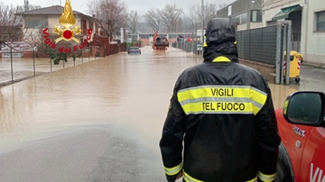 Trascinato via dalla piena. Giovani eroi lo salvano: “Devo a loro la mia vita. Aiutatemi a trovarli”