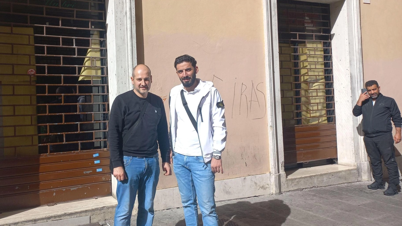 In via Bartolo, in quella che negli anni ’80-’90 era una delle strade più vivaci dell’acropoli, dal punto di...