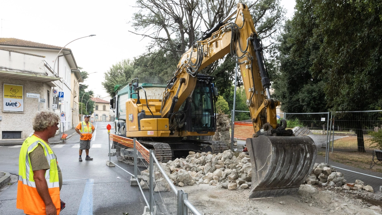 I lavori per abbattere il muro del parco Mariambini sono iniziati giorni fa