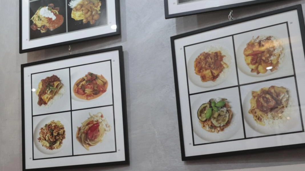 Gigi Lusini unisce fotografia e pubblicità nella mostra "Beati i primi" alla galleria Moshen, esplorando la relazione tra cibo e arte. Da Risotto Gold a Zuppa di farro lucchese, un percorso gastronomico che celebra la cucina e l'arte culinaria.