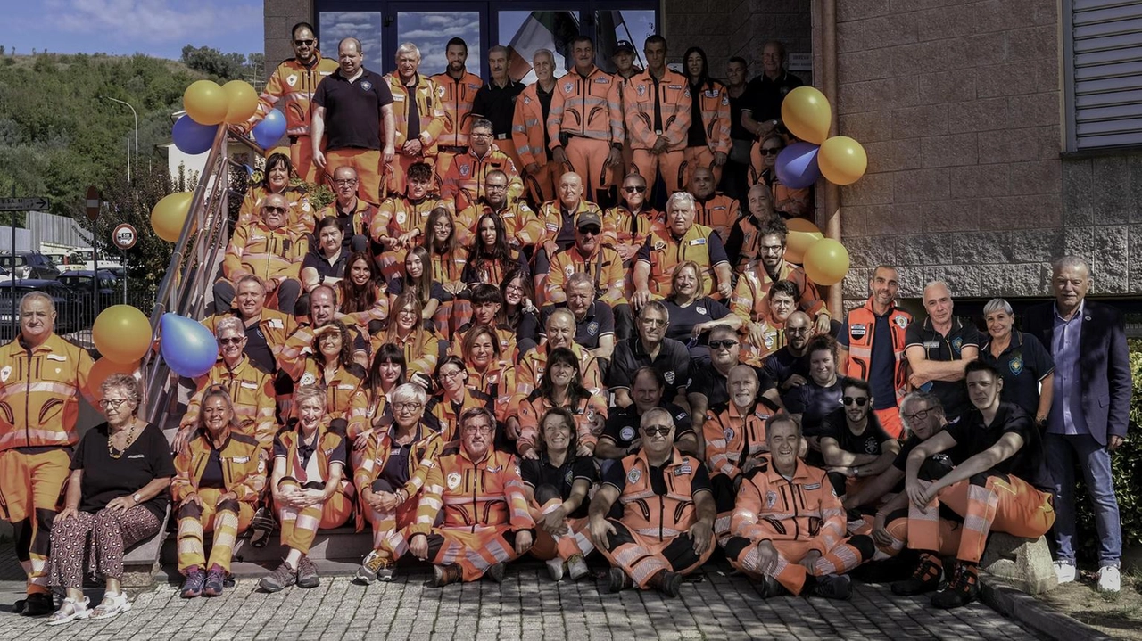 La grande famiglia della Pubblica Assistenza Croce d’Oro di Limite sull’Arno in una bella foto di gruppo