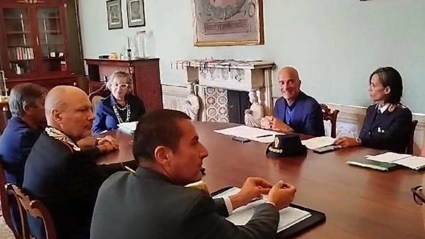 Un momento del Comitato provinciale ordine e sicurezza pubblica convocato ieri mattina a Lucca dal prefetto Scaduto e dal sindaco Murzi