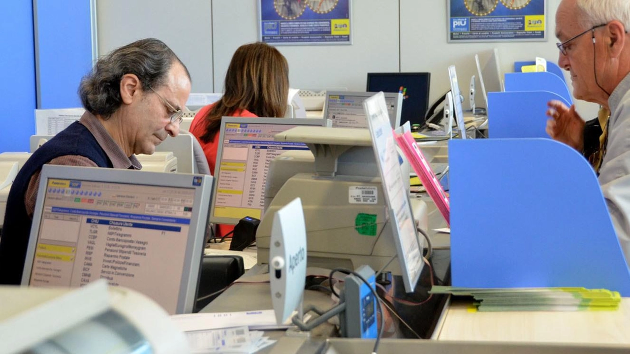 Poste Italiane diffonde volantini per insegnare a difenderci dalle truffe (Nella foto d’archivio un ufficio postale)