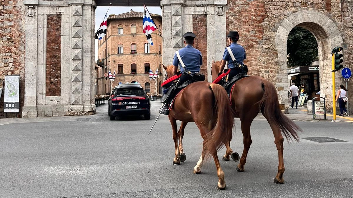 Siena, carabinieri a cavallo