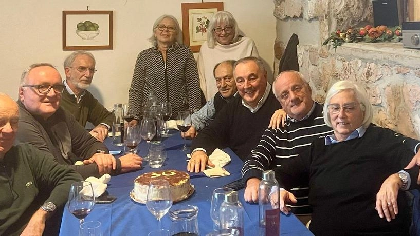 Ritrovo emozionante per ex compagni del Liceo Scientifico di Spoleto, 50 anni dopo la maturità. Pranzo per ricordare professori e compagni, con commozione per coloro che non sono più.