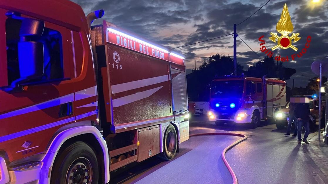 Cascina, abitazione a fuoco. Evacuata una donna