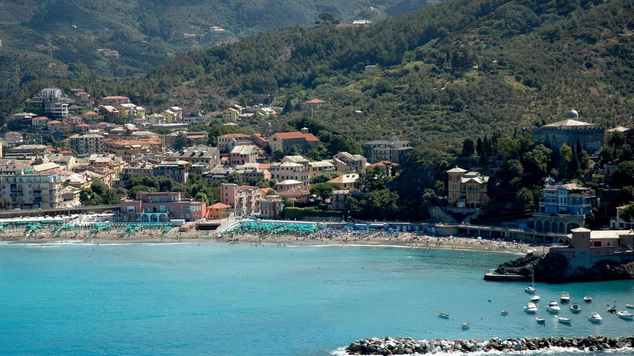 Procede a Levanto la progettazione della ristrutturazione del tratto di passeggiata a mare tra l’ex stazione ferroviaria e la rotatoria di Vallesanta (foto d’archivio).