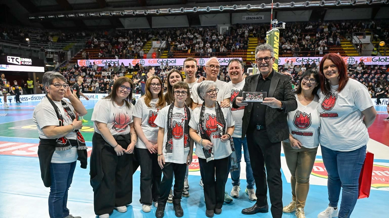 Il presidente Gino Sirci con i tifosi della Sir Perugia