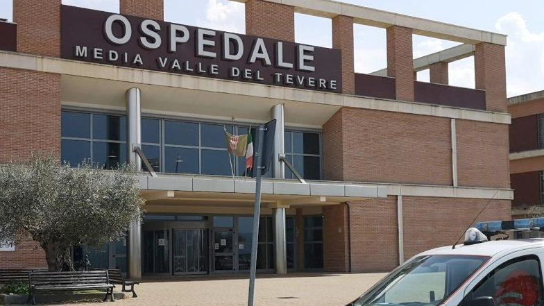 L’ingresso dell’ospedale di Pantalla dove l’uomo è stato trovato in possesso del telefono cellulare rubato al compagno di camera ad Assisi