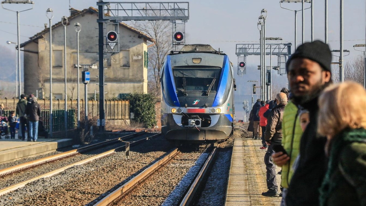 Pendolari aspettano il treno sulla Faentina, la linea che insieme a quella di Pontassieve, porta a Borgo