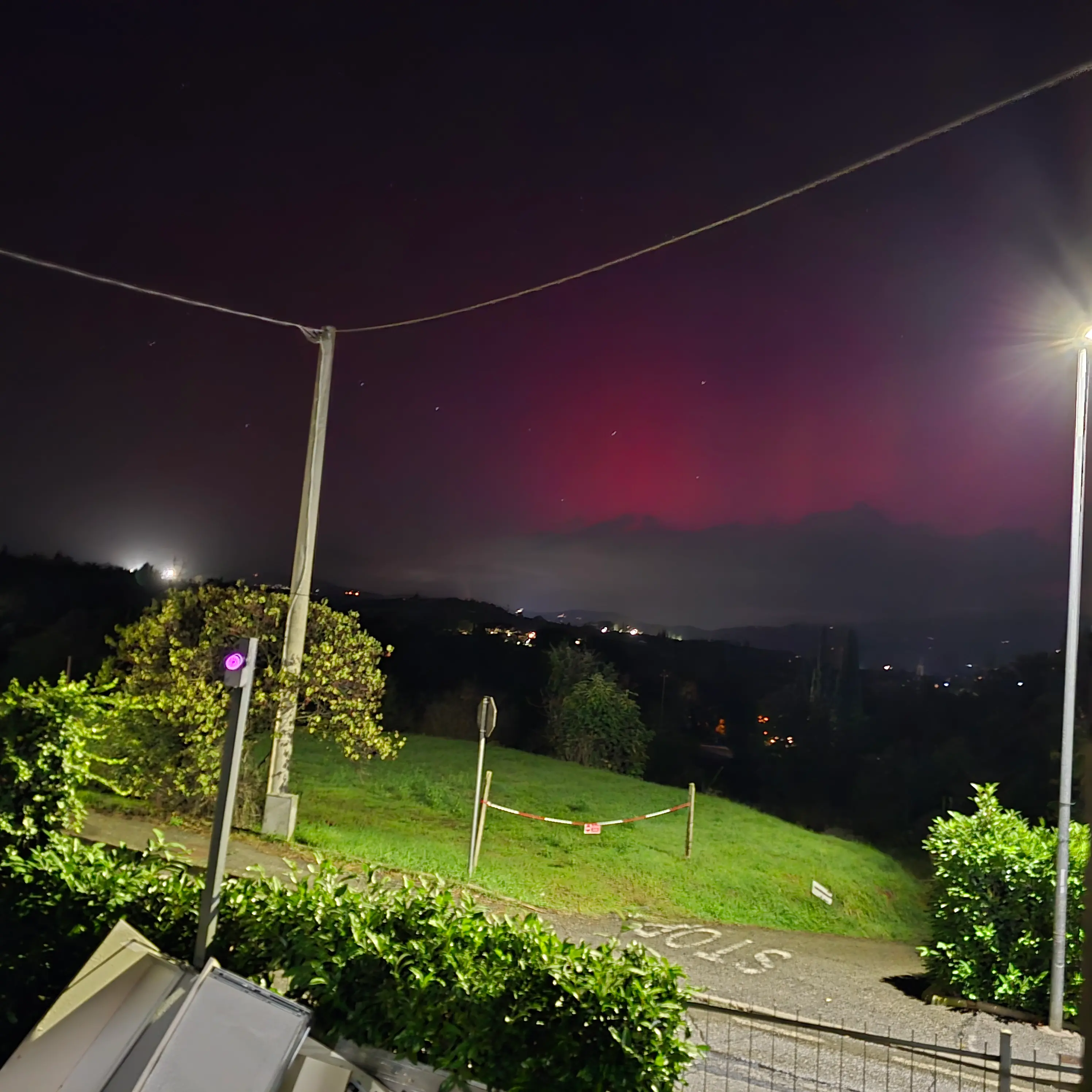 Aurora boreale in Toscana, le nuvole rovinano le osservazioni. Ma non a tutti