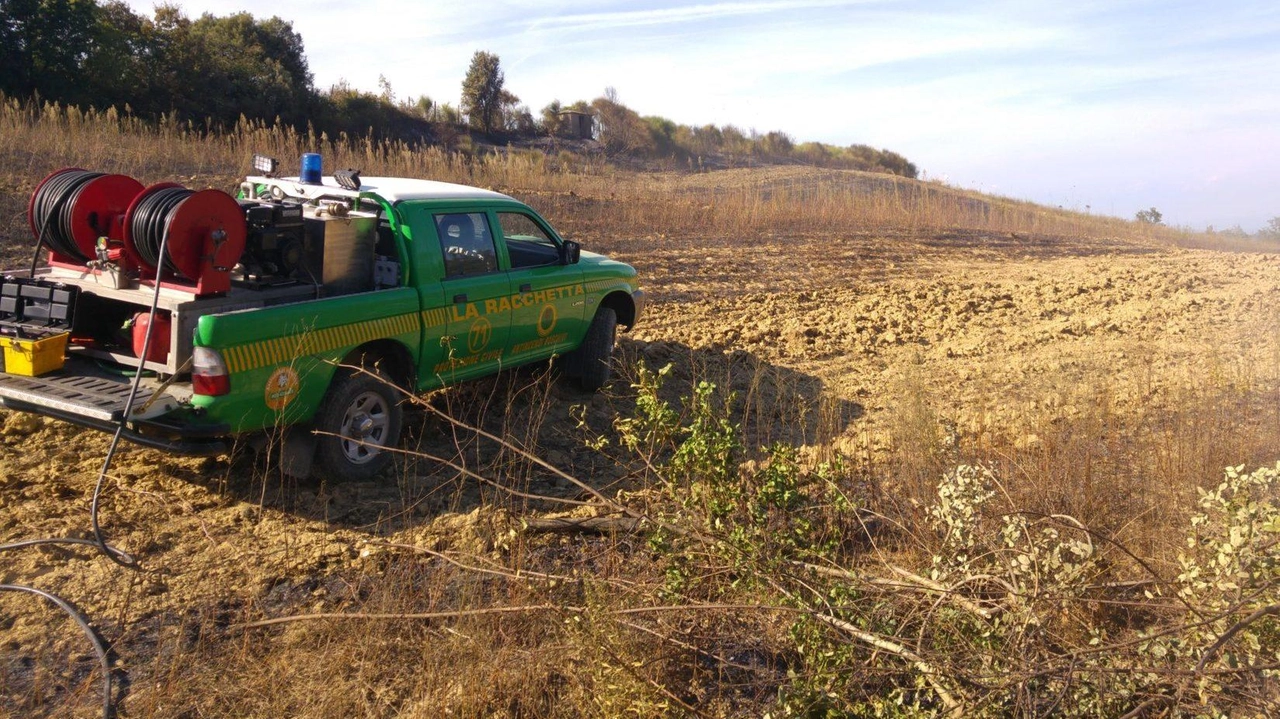 I volontari hanno domato in breve tempo l’incendio, evitando delle conseguenze potenzialmente disastrose per la località e più. in generale per il territorio