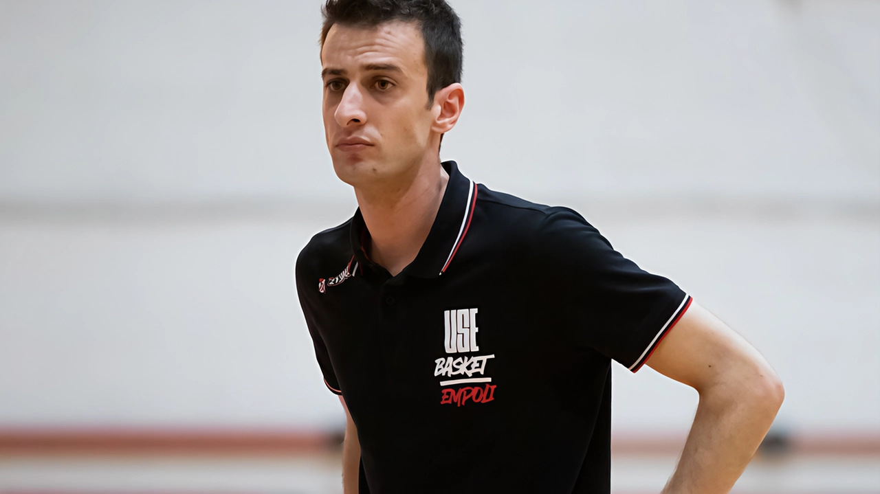 Luca Valentino, coach dell’Use Computer Gross; in alto l’assistant coach Davide Elmi