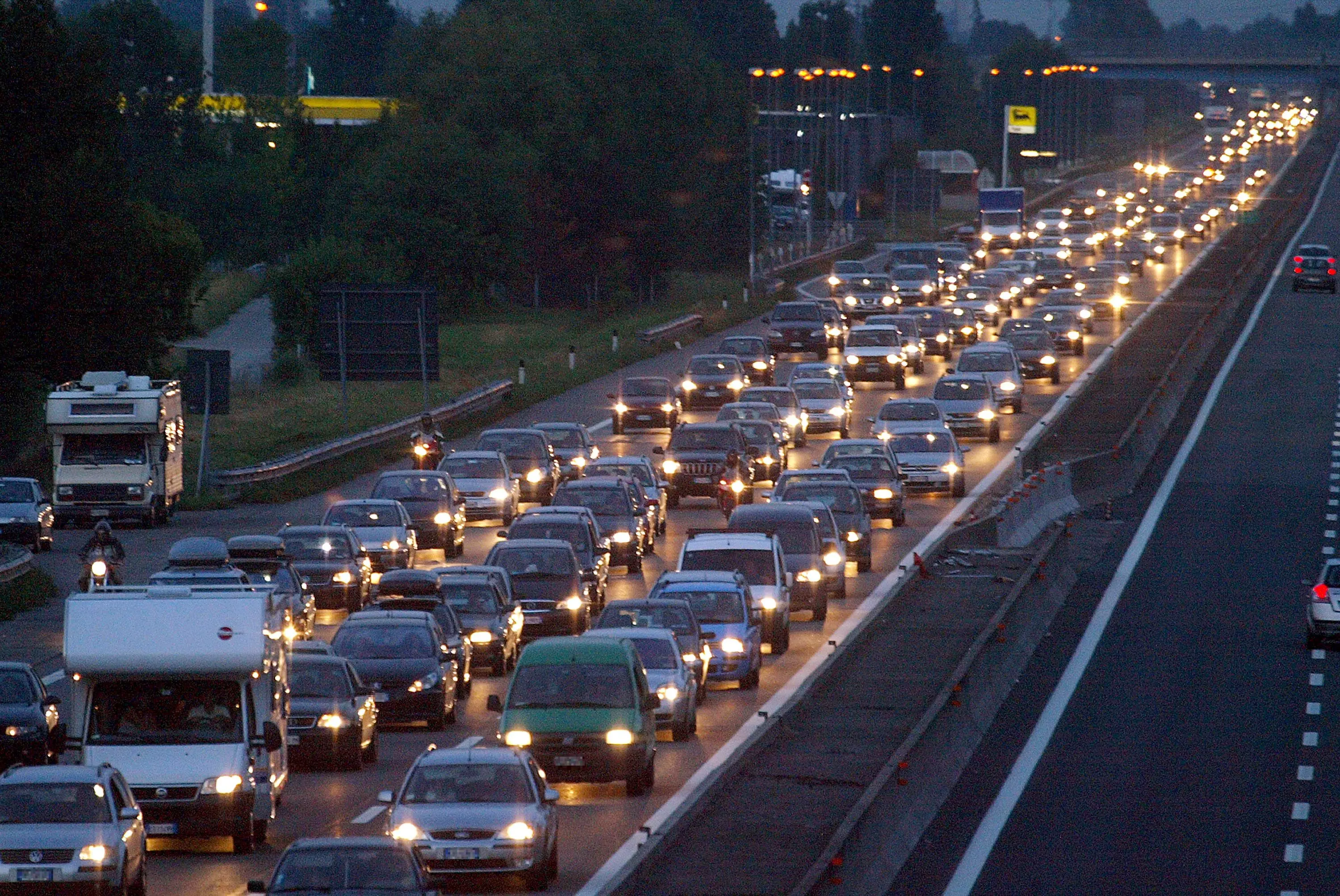 Incidente in A1, tamponamento tra camion e pullman. Traffico nel caos