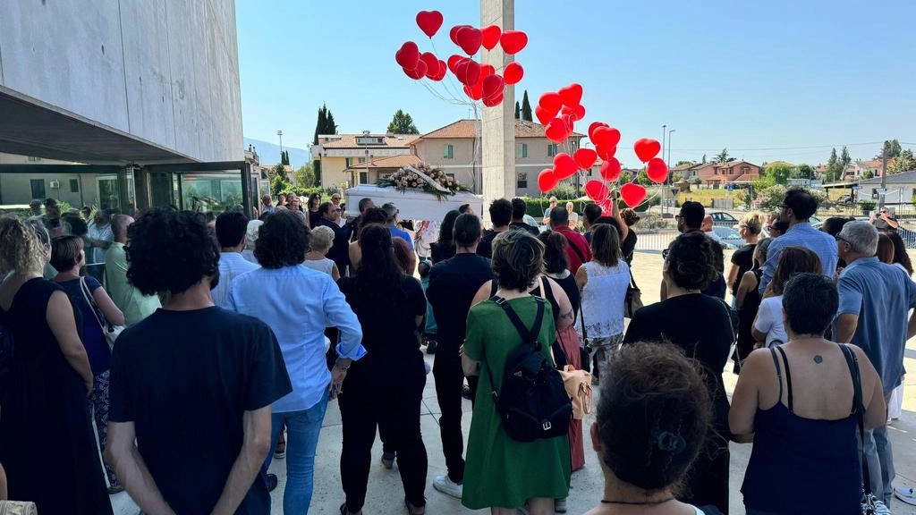 Palloncini rossi a forma di cuore lanciati in cielo fuori dalla chiesa di San Paolo