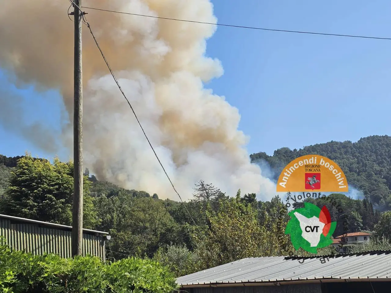 Incendi, non c’è tregua: nuovo rogo sulle colline di Camaiore. Evacuate tre famiglie