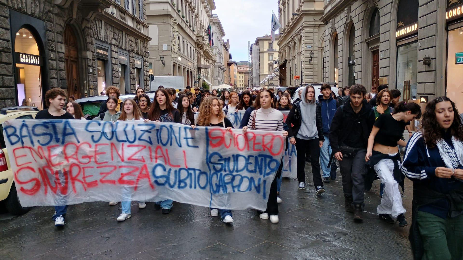 Scuola, la protesta dei ragazzi del Machiavelli Capponi: “Pretendiamo sicurezza nelle nostre sedi”