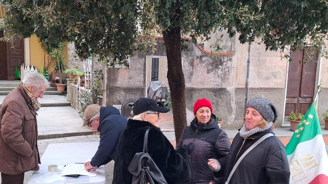 Slogan fascista sul palazzo. Raccolta firme dell’Anpi