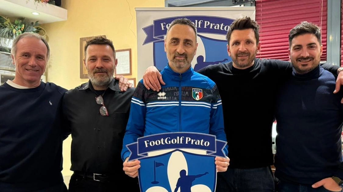 Il nuovo innesto Stefano Santoni (al centro) con la dirigenza del Footgolf Prato