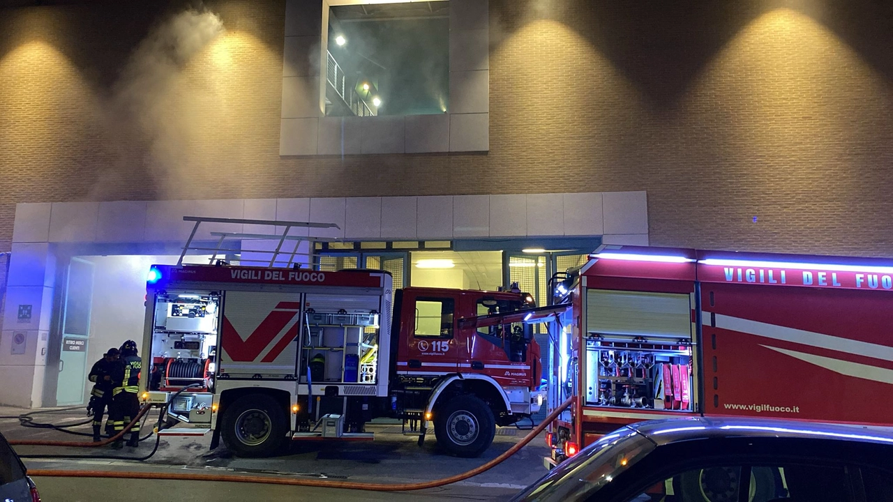 I vigili del fuoco di fronte al centro commerciale San Donato: ad andare a fuoco è stato un compattatore