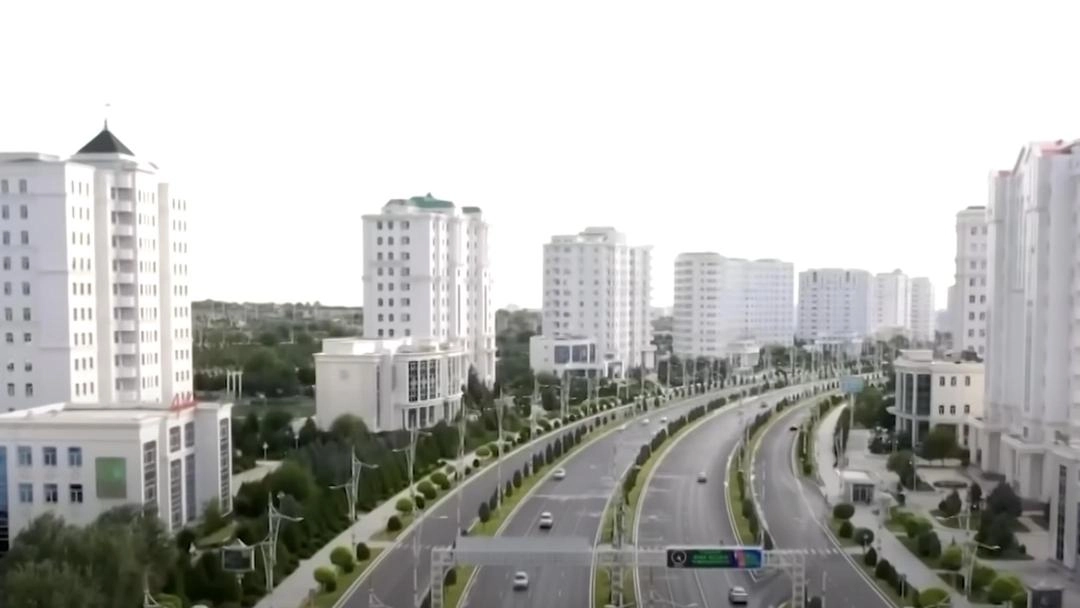 Ashgabat, foto estratta da un video del canale Geopop: si vede come il marmo sia parte esclusiva del territorio