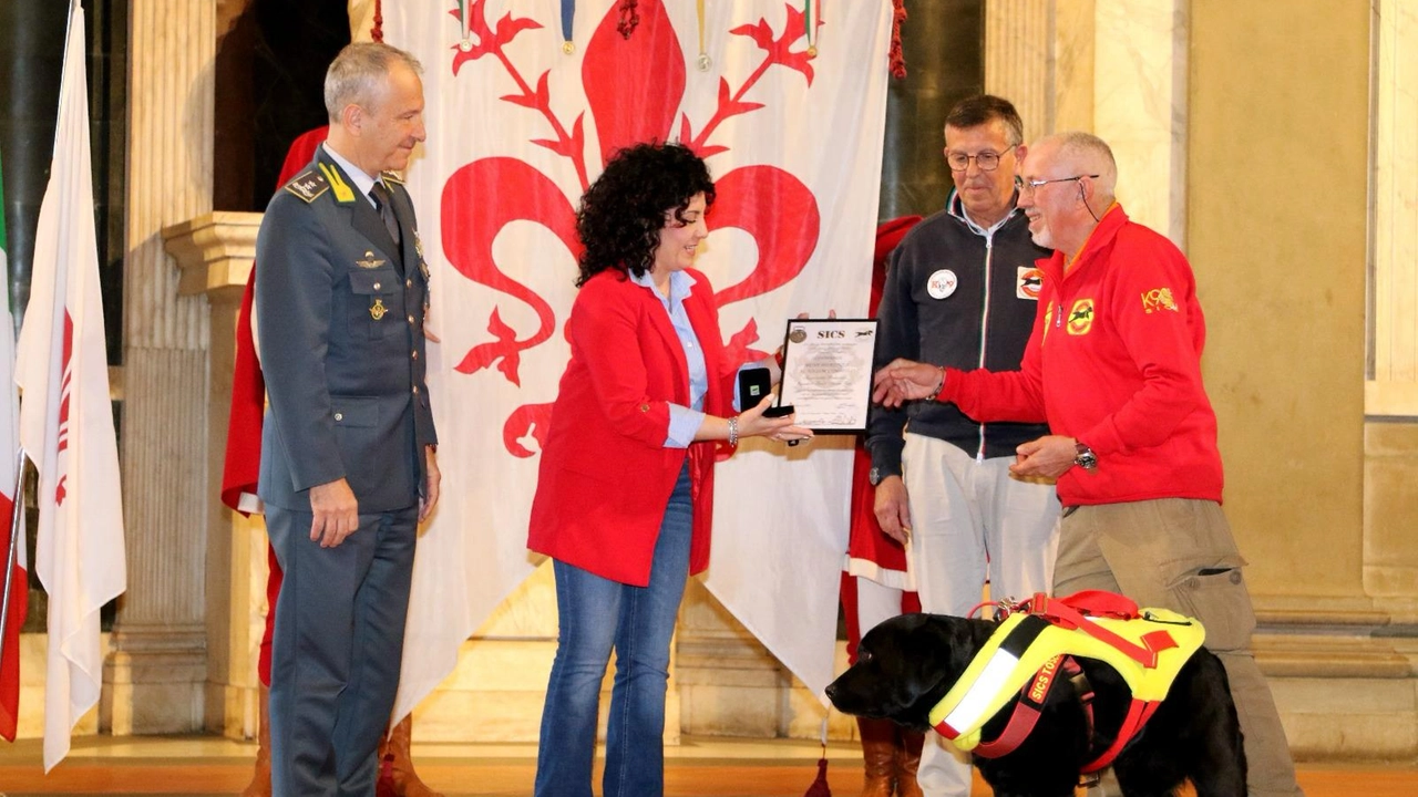 In foto ritira la targa e la medaglia l’infermiera Tiziana Arnone, presidente di App