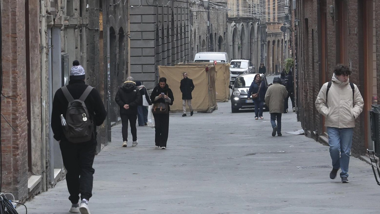 Ecco cosa dicono i commercianti di una delle strade più frequentate del centro . Una via che si anima soprattutto la sera, con i locali punti di riferimento per gli studenti.