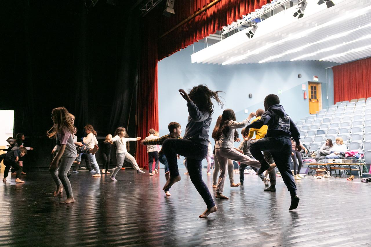 Torna La danza che muove che, con Portiamo i ragazzi a teatro