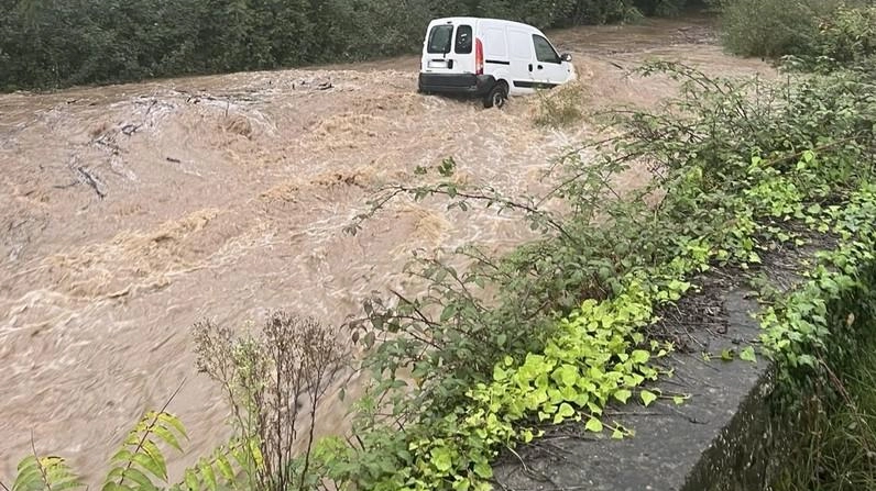 Disastro: strade e binari sommersi: "Quell’auto trascinata via dalla piena"