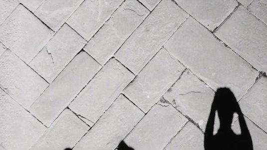 “Brevi di-stanze“, nella mostra di Paolo Pacini una “città da sfogliare“