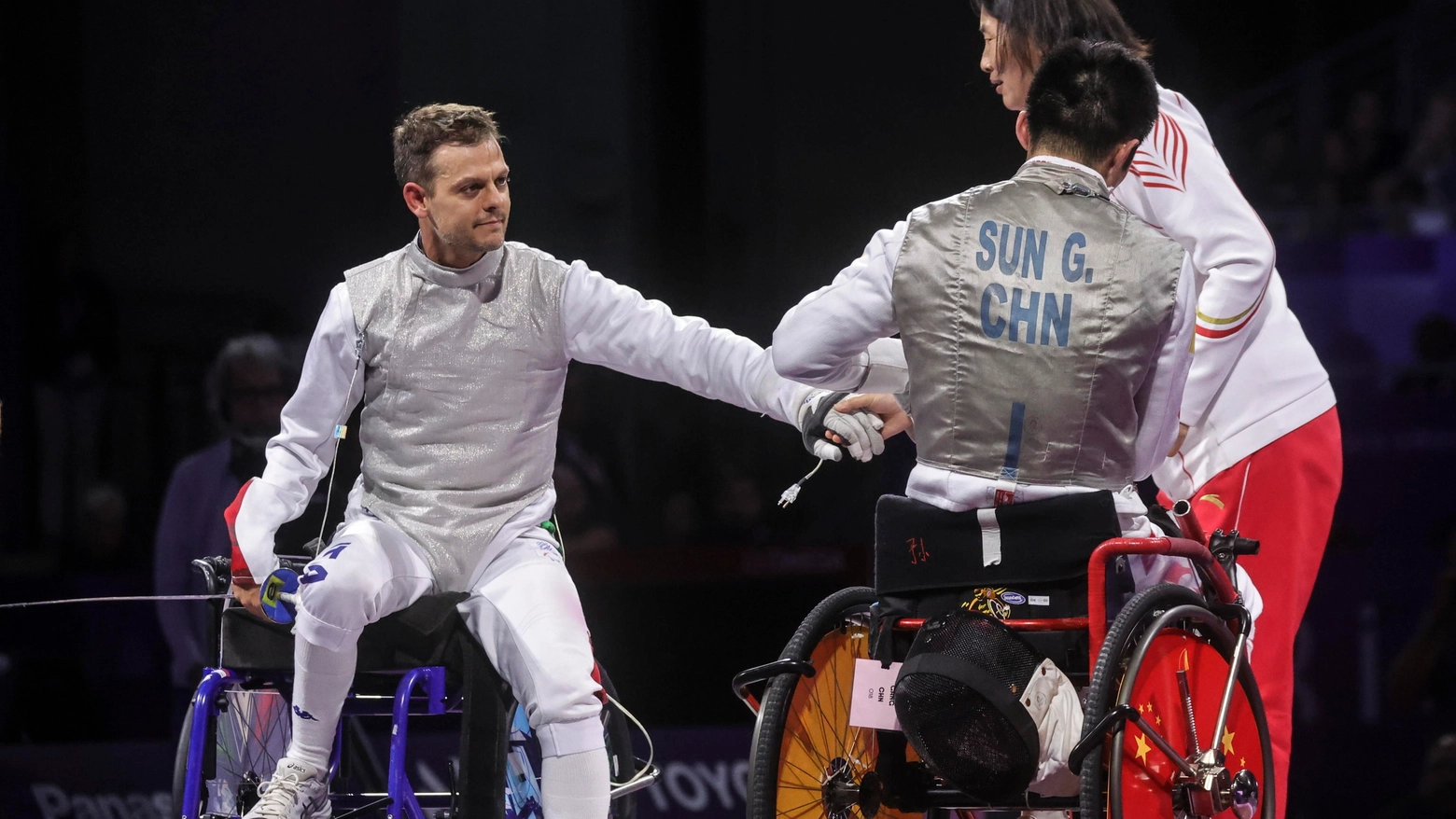 Matteo Betti saluta Gang Sun al termine della sfida (Foto Ansa)