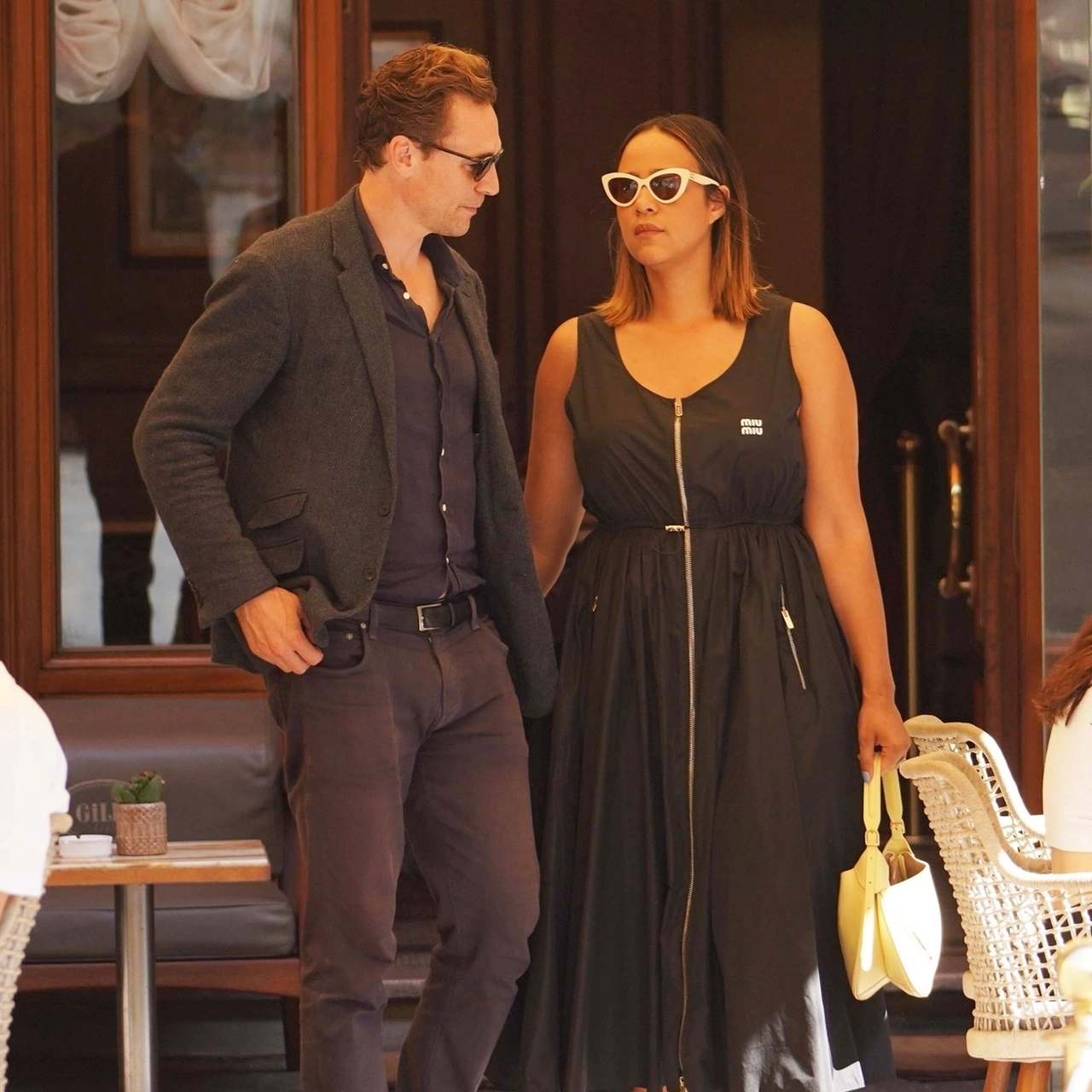 Tom Hiddleston e Zawe Ashton davanti al Caffè Gilli in piazza della Repubblica